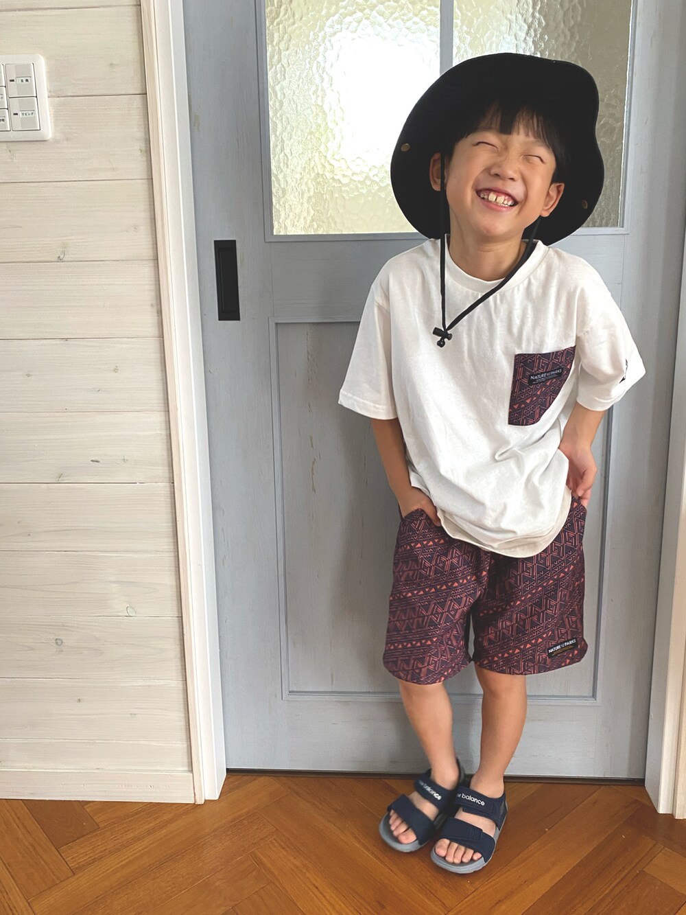 ホワイト系のTシャツ/カットソー、レッド系のその他パンツ、ブルー系のサンダルを着用したキッズの夏コーディネートの2枚目の写真