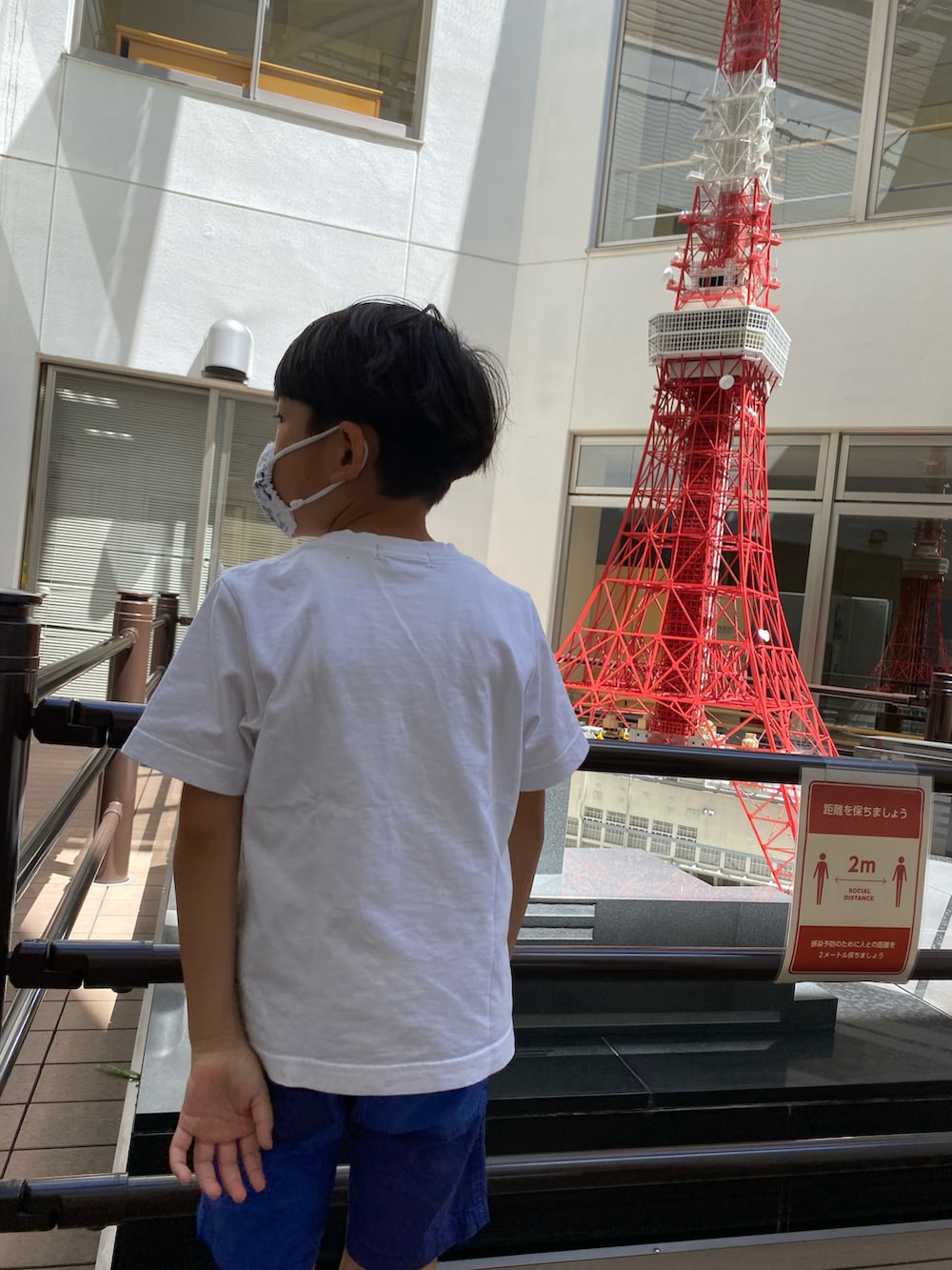 ホワイト系のTシャツ/カットソー、ブルー系のパンツを着用したキッズの夏コーディネートの2枚目の写真
