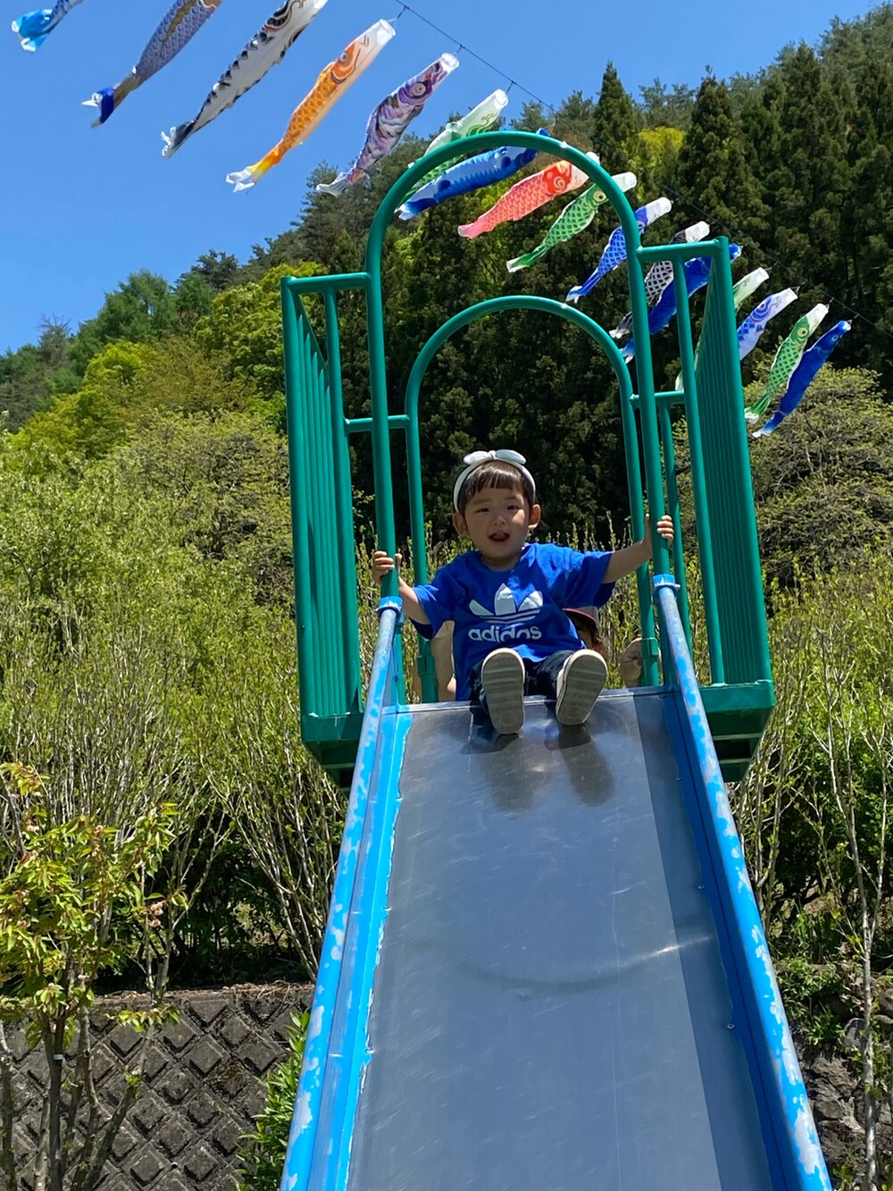 ブラック系のTシャツ/カットソー、レッド系のスニーカー、ホワイト系のスニーカーを着用したキッズの春コーディネートの2枚目の写真