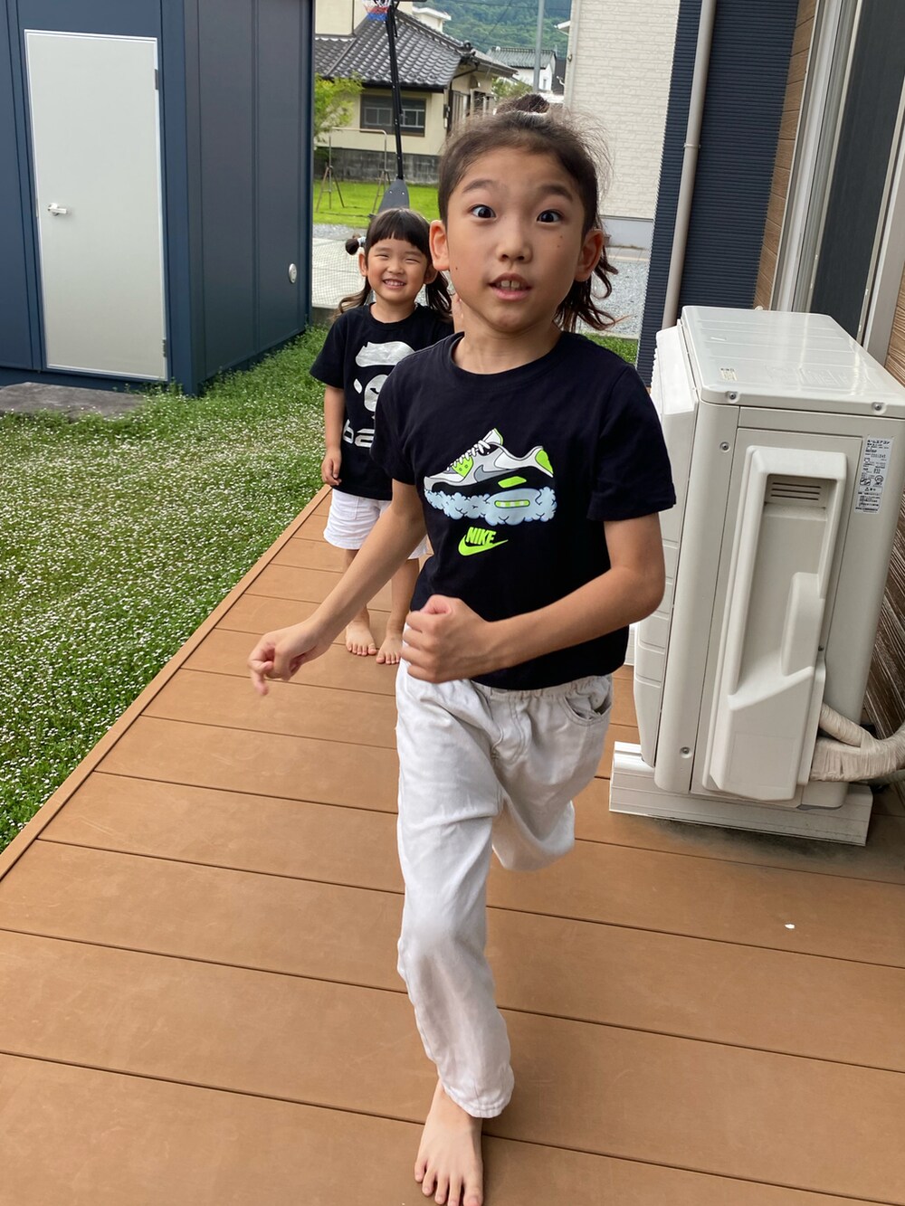 ブラック系のTシャツ/カットソー、ブラック系のTシャツ/カットソー、ホワイト系のデニムパンツを着用したキッズの夏コーディネートの2枚目の写真