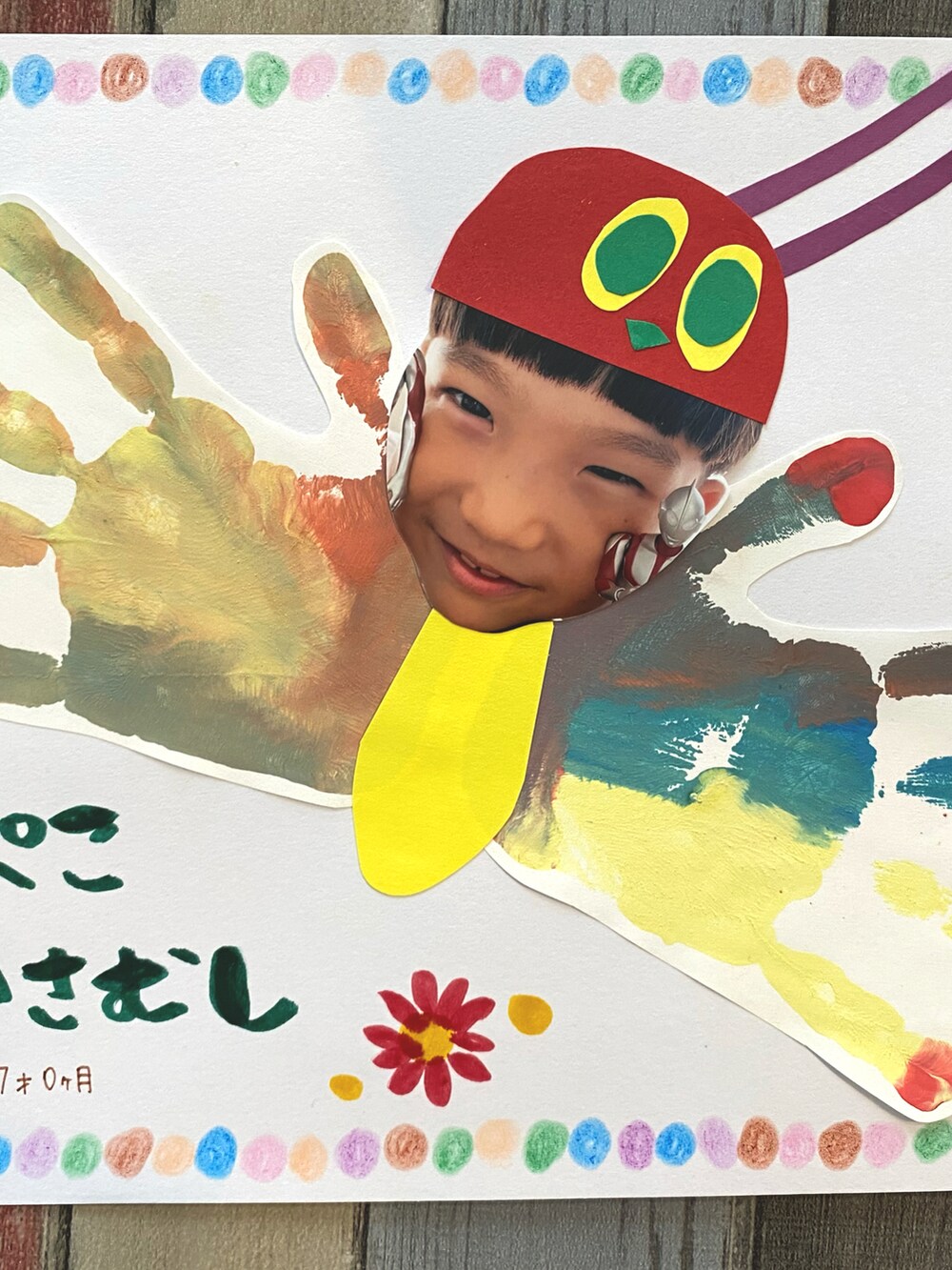 グリーン系のTシャツ/カットソー、グリーン系のパンツ、ブルー系のレインシューズを着用したキッズの夏コーディネートの3枚目の写真