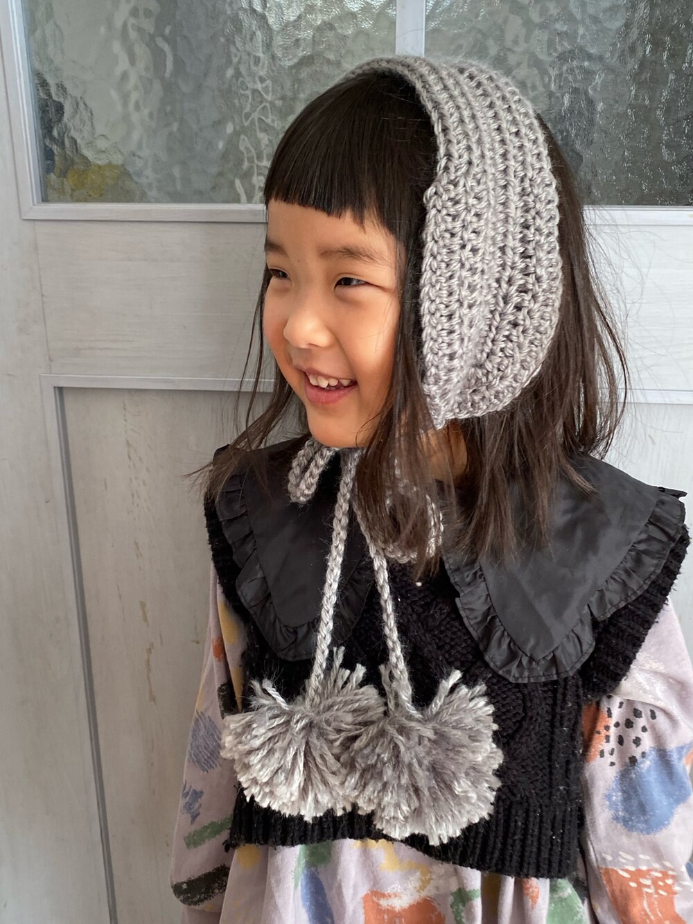 グレー系のデニムパンツ、その他のトップス、グレー系のイヤーマフを着用したキッズの冬コーディネートの2枚目の写真