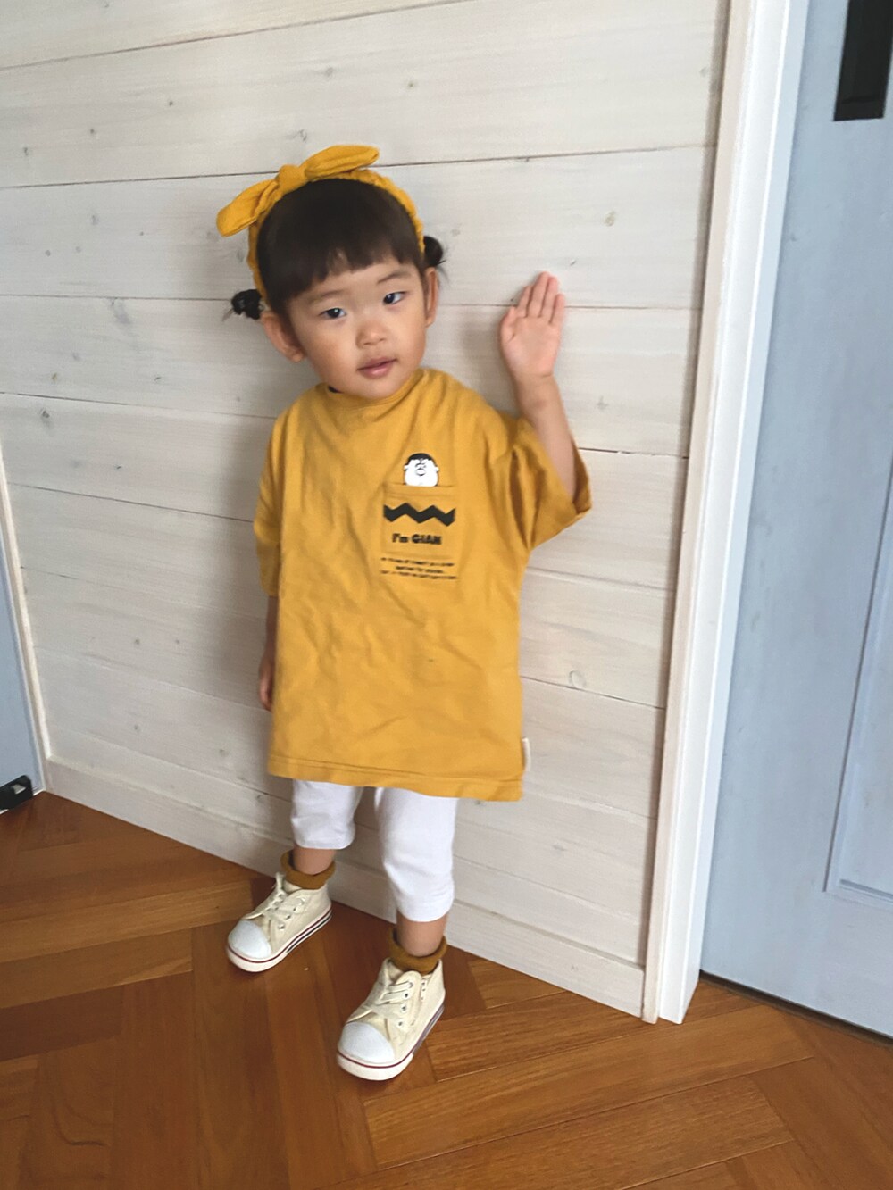 イエロー系のTシャツ/カットソー、ホワイト系のスニーカー、ホワイト系のその他パンツを着用したキッズの夏コーディネートの2枚目の写真