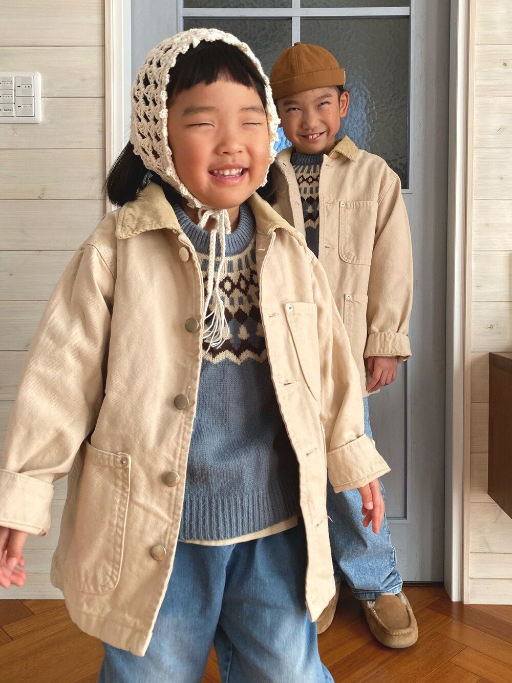 ベージュ系のジャケット/アウター、ベージュ系のジャケット/アウター、イエロー系のモカシン/デッキシューズを着用したキッズの冬コーディネートの2枚目の写真