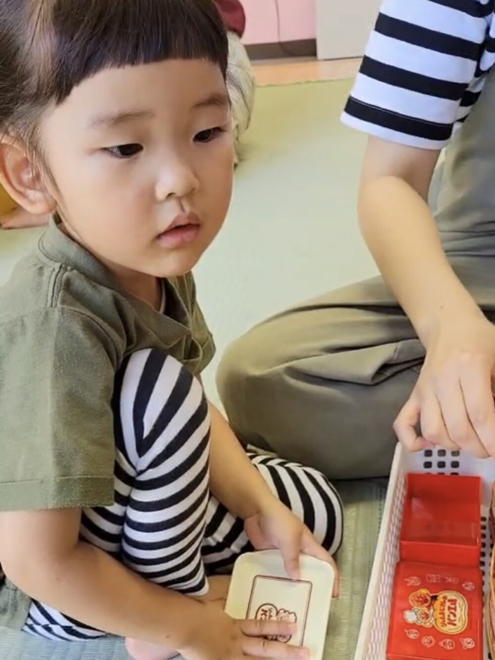 グリーン系のTシャツ/カットソー、ブラック系のレギンス/スパッツを着用したキッズの夏コーディネートの3枚目の写真