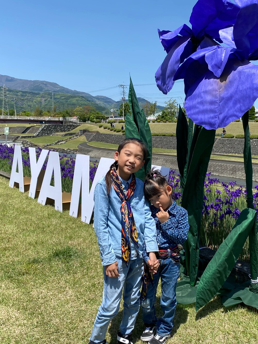 ブルー系のシャツ/ブラウス、ブルー系のデニムパンツ、ブルー系のシャツ/ブラウスを着用したキッズの春コーディネートの2枚目の写真