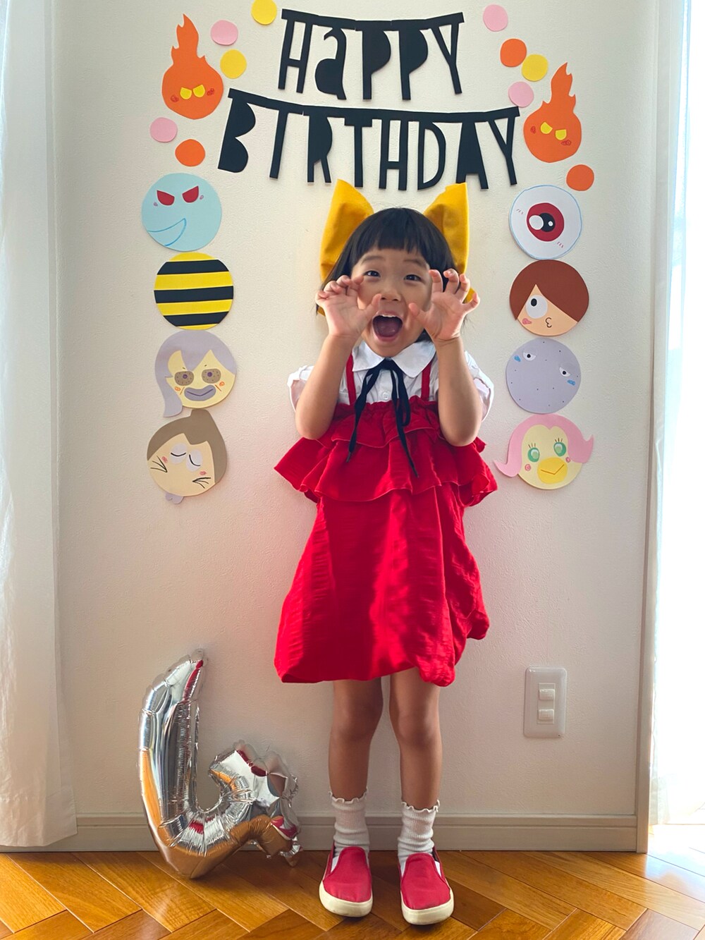 ホワイト系のシャツ/ブラウス、レッド系のワンピース、イエロー系のバレッタ/ヘアクリップを着用したキッズの夏コーディネートの2枚目の写真