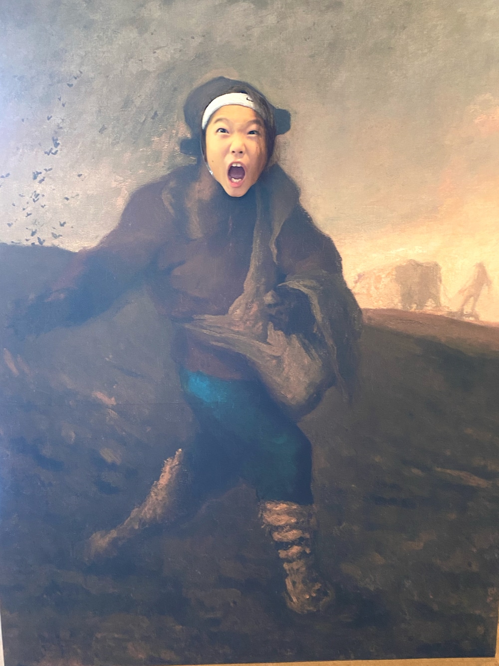 ホワイト系のスニーカー、ホワイト系のワンピース、レッド系のスニーカーを着用したキッズの夏コーディネートの3枚目の写真