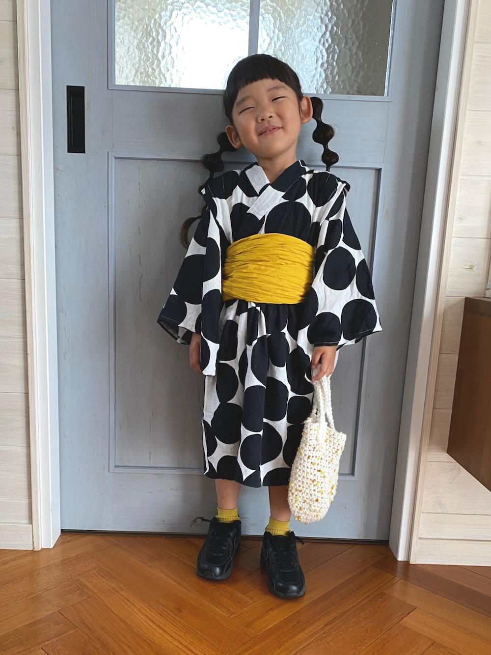 ホワイト系の浴衣を着用したキッズの夏コーディネートの2枚目の写真