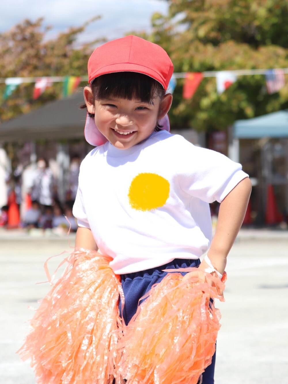 ピンク系のソックス/靴下、ピンク系の水筒を着用したキッズの秋コーディネートの3枚目の写真