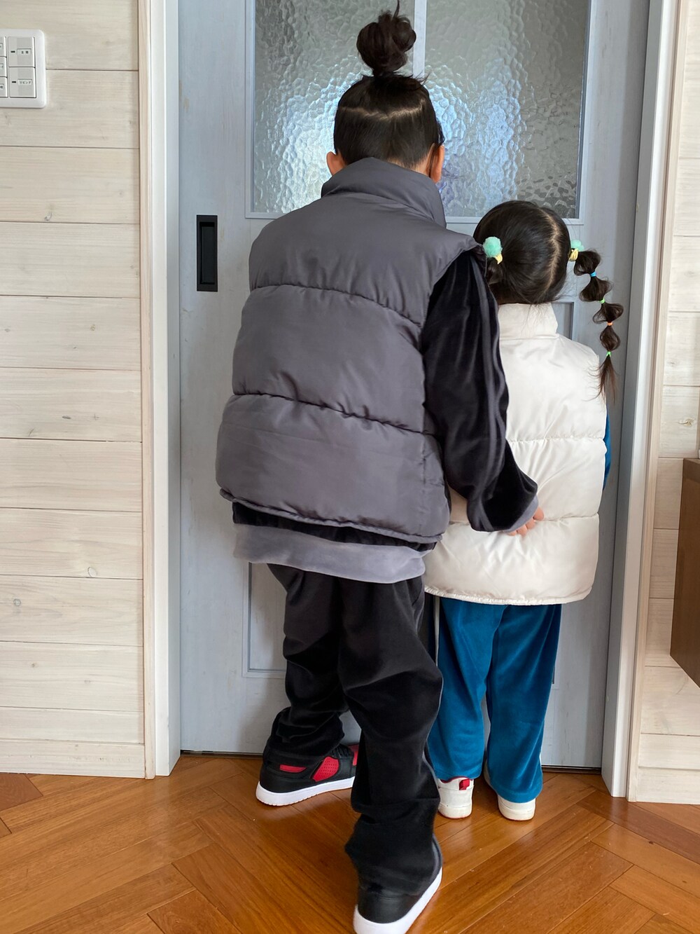 ブラック系のブルゾン、ブラック系のその他パンツ、グレー系のダウンベストを着用したキッズの冬コーディネートの3枚目の写真