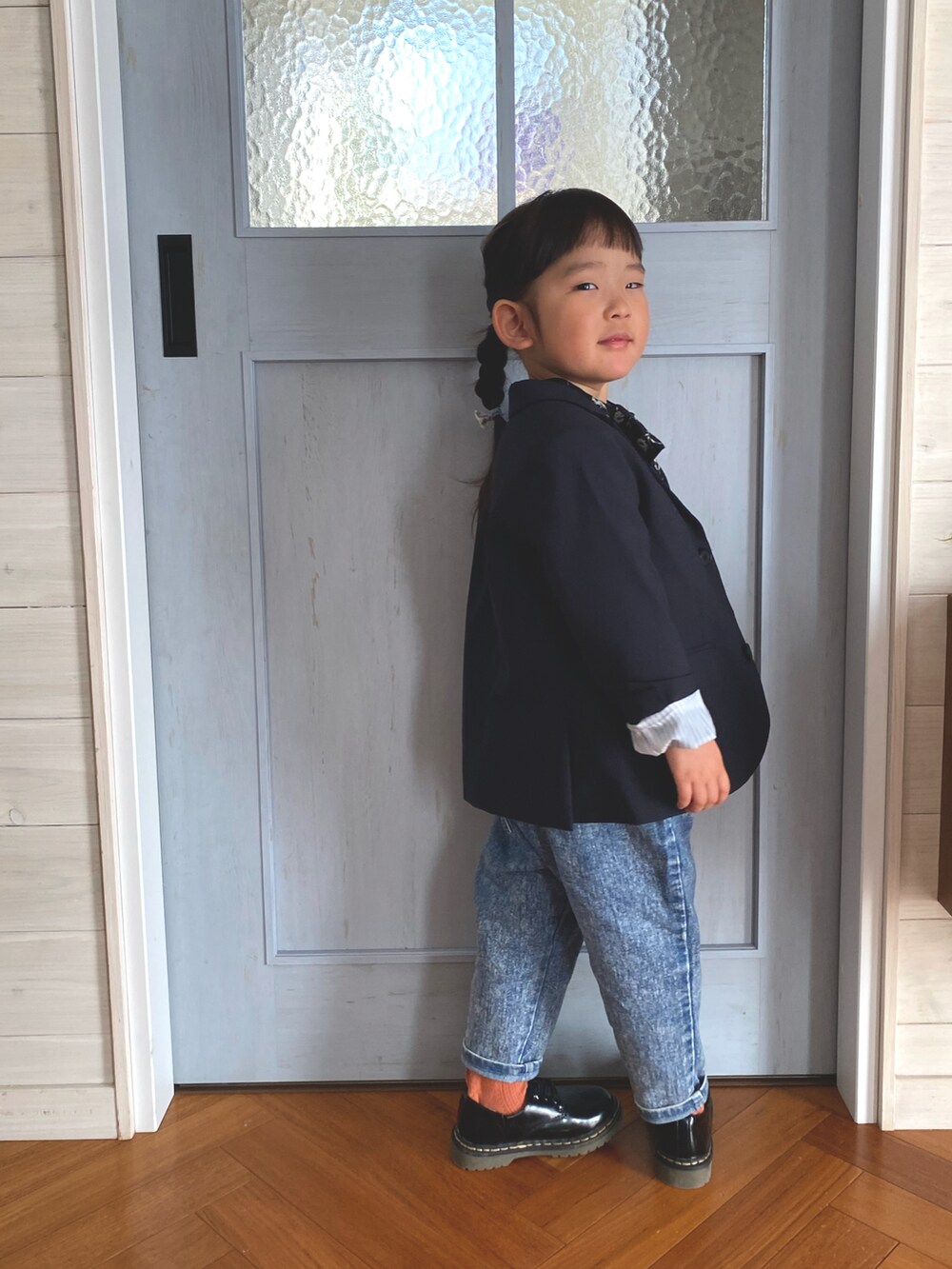 ブルー系のテーラードジャケット、ブルー系のデニムパンツ、ブラック系のローファーを着用したキッズの春コーディネートの3枚目の写真