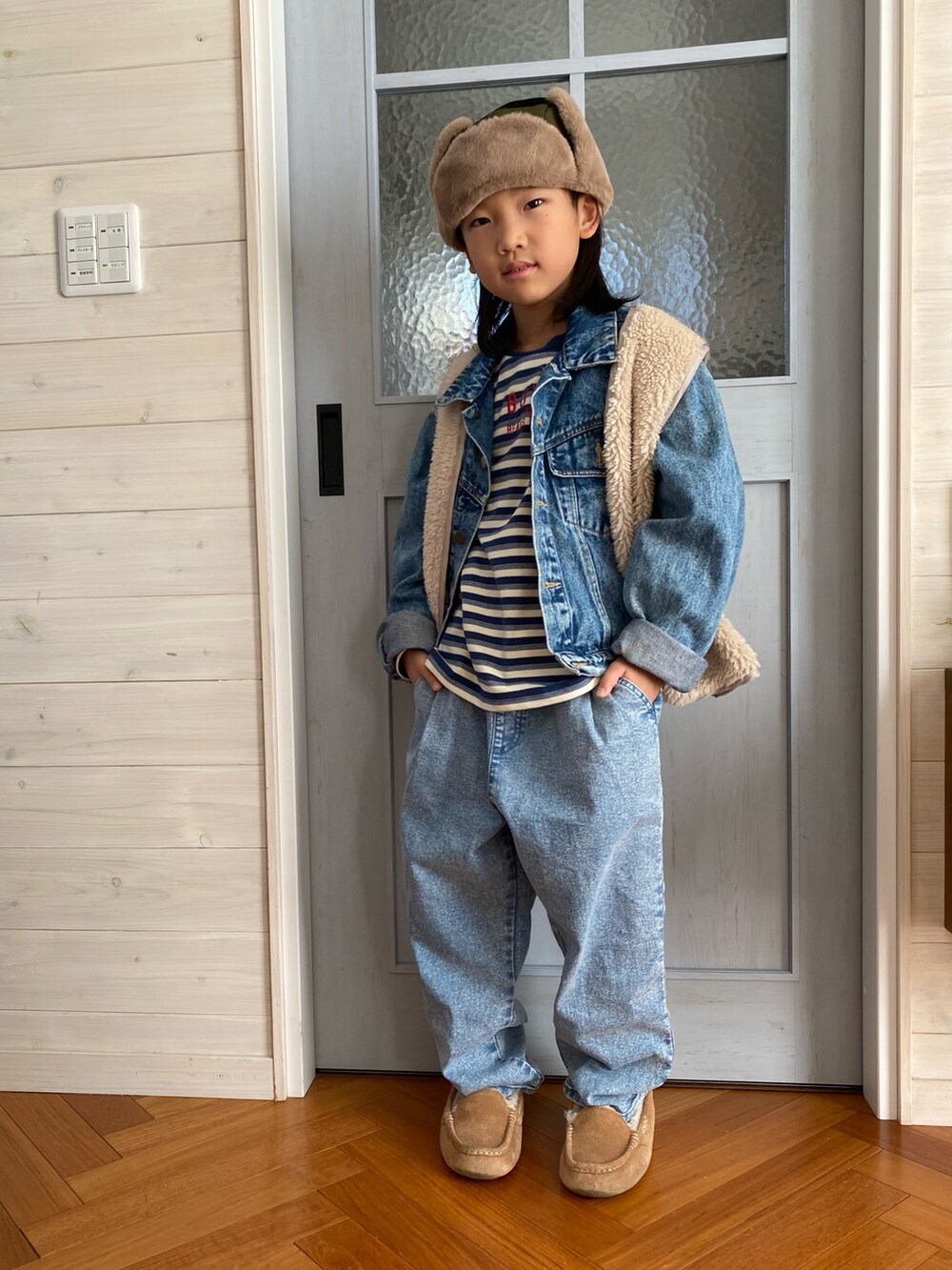 ブルー系のTシャツ/カットソー、ブルー系のデニムジャケット、ブルー系のデニムパンツを着用したキッズの冬コーディネートの2枚目の写真