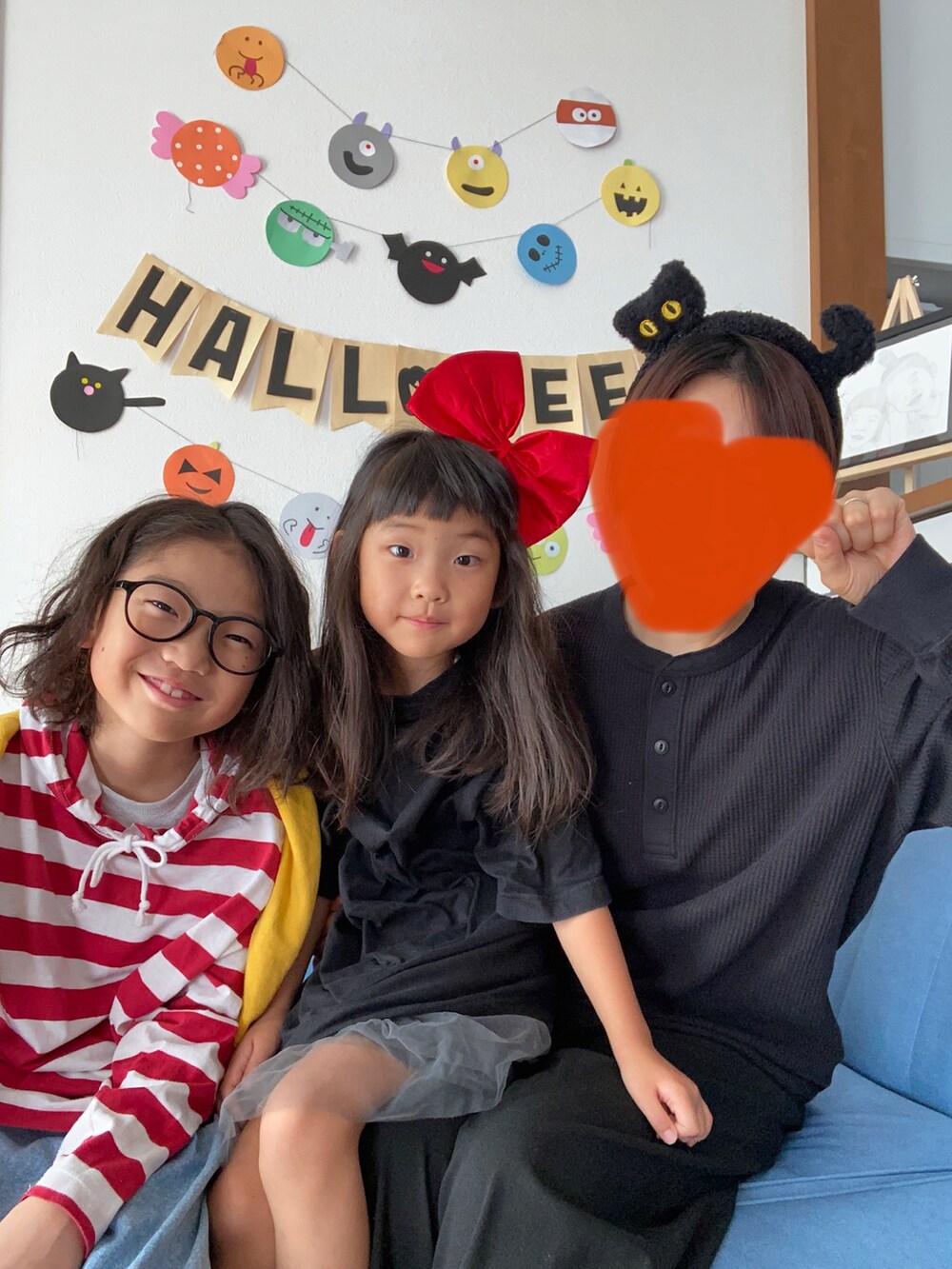 ブラック系のTシャツ/カットソーを着用したキッズの秋コーディネートの2枚目の写真