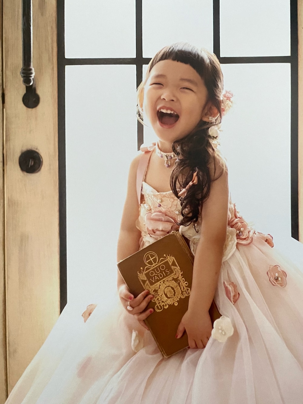 ピンク系の福袋/福箱を着用したキッズの秋コーディネートの3枚目の写真