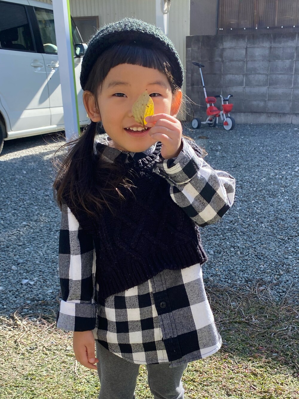 ブラック系のワンピース、ブラック系のシャツ/ブラウス、ブルー系のスニーカーを着用したキッズの冬コーディネートの2枚目の写真