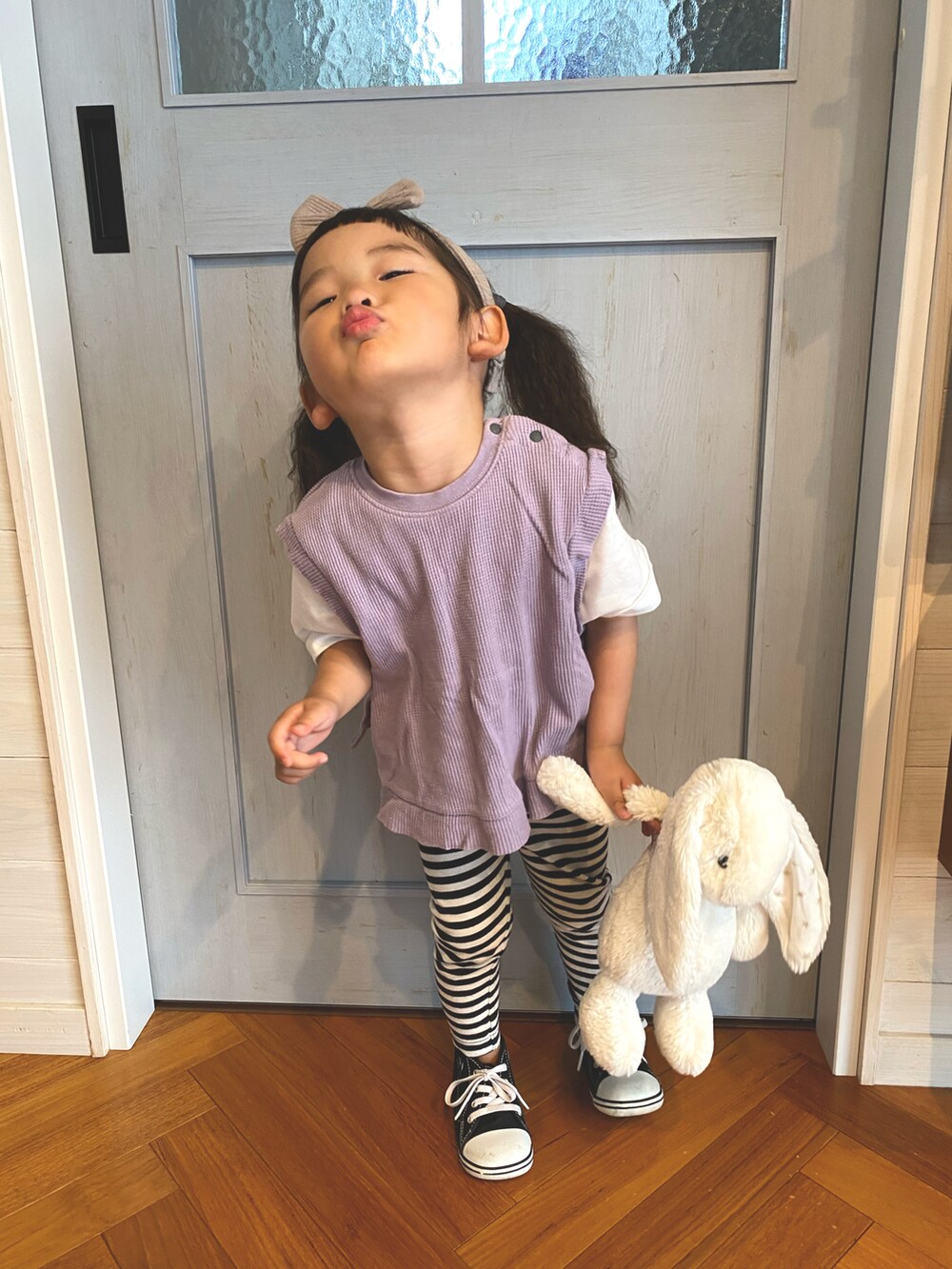 パープル系のTシャツ/カットソー、ブラック系のスニーカー、ホワイト系のフィギュアを着用したキッズの春コーディネートの2枚目の写真