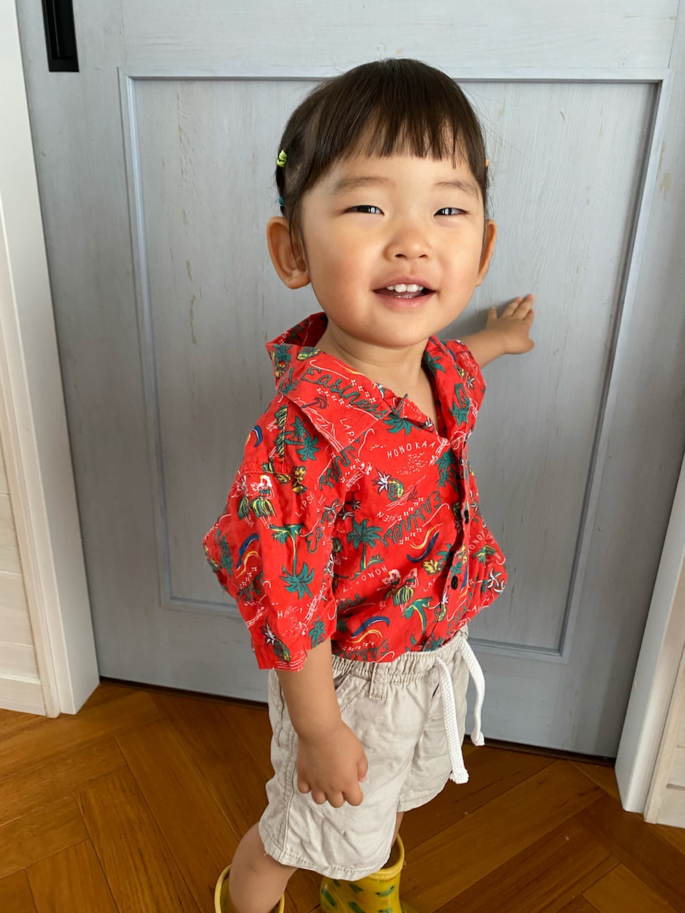 レッド系のシャツ/ブラウス、イエロー系のレインシューズを着用したキッズの夏コーディネートの4枚目の写真