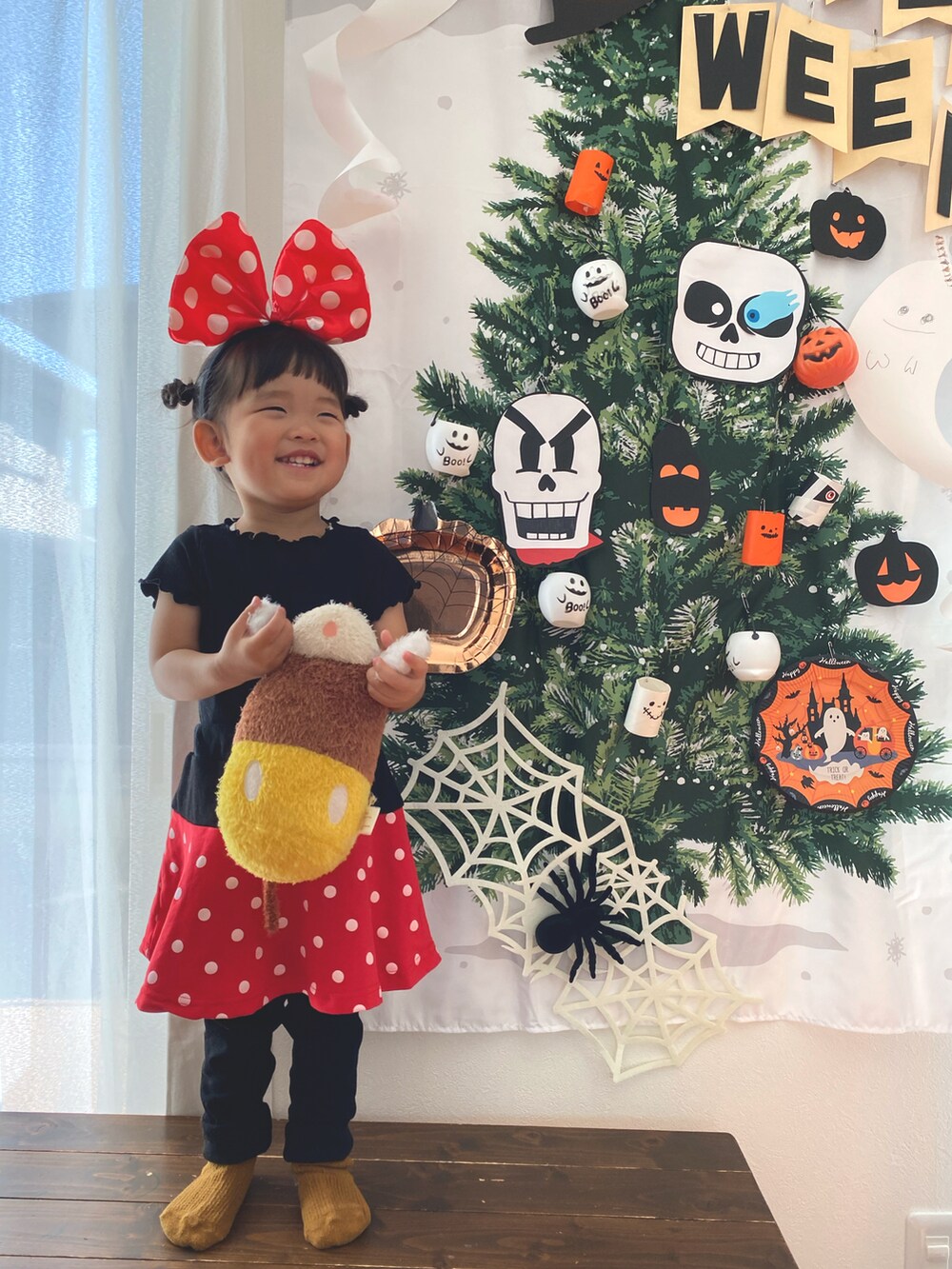 ブラック系のTシャツ/カットソー、レッド系のスカート、イエロー系のソックス/靴下を着用したキッズの秋コーディネートの3枚目の写真