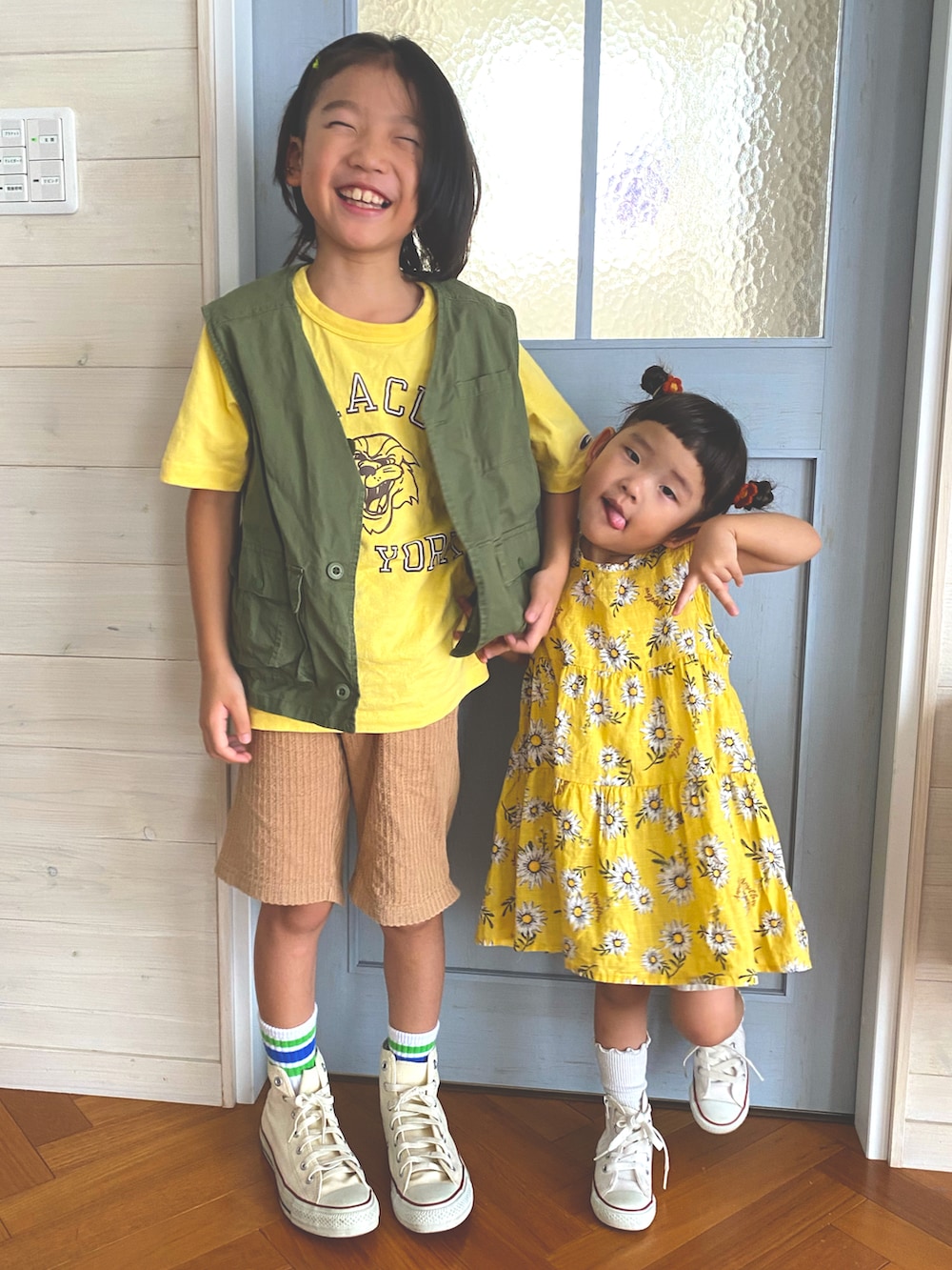 グリーン系のベスト、イエロー系のTシャツ/カットソー、イエロー系のトップスを着用したキッズの夏コーディネートの2枚目の写真