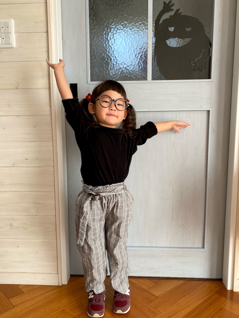 ブラック系のTシャツ/カットソー、グレー系のパンツ、レッド系のスニーカーを着用したキッズの秋コーディネートの3枚目の写真