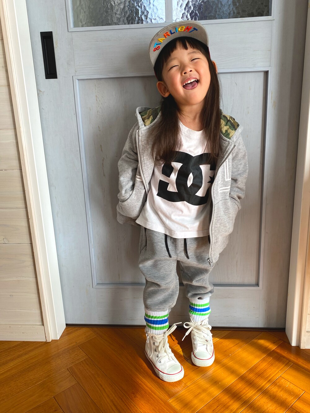 ホワイト系のTシャツ/カットソー、グレー系のパーカー、グレー系のその他パンツを着用したキッズの秋コーディネートの2枚目の写真