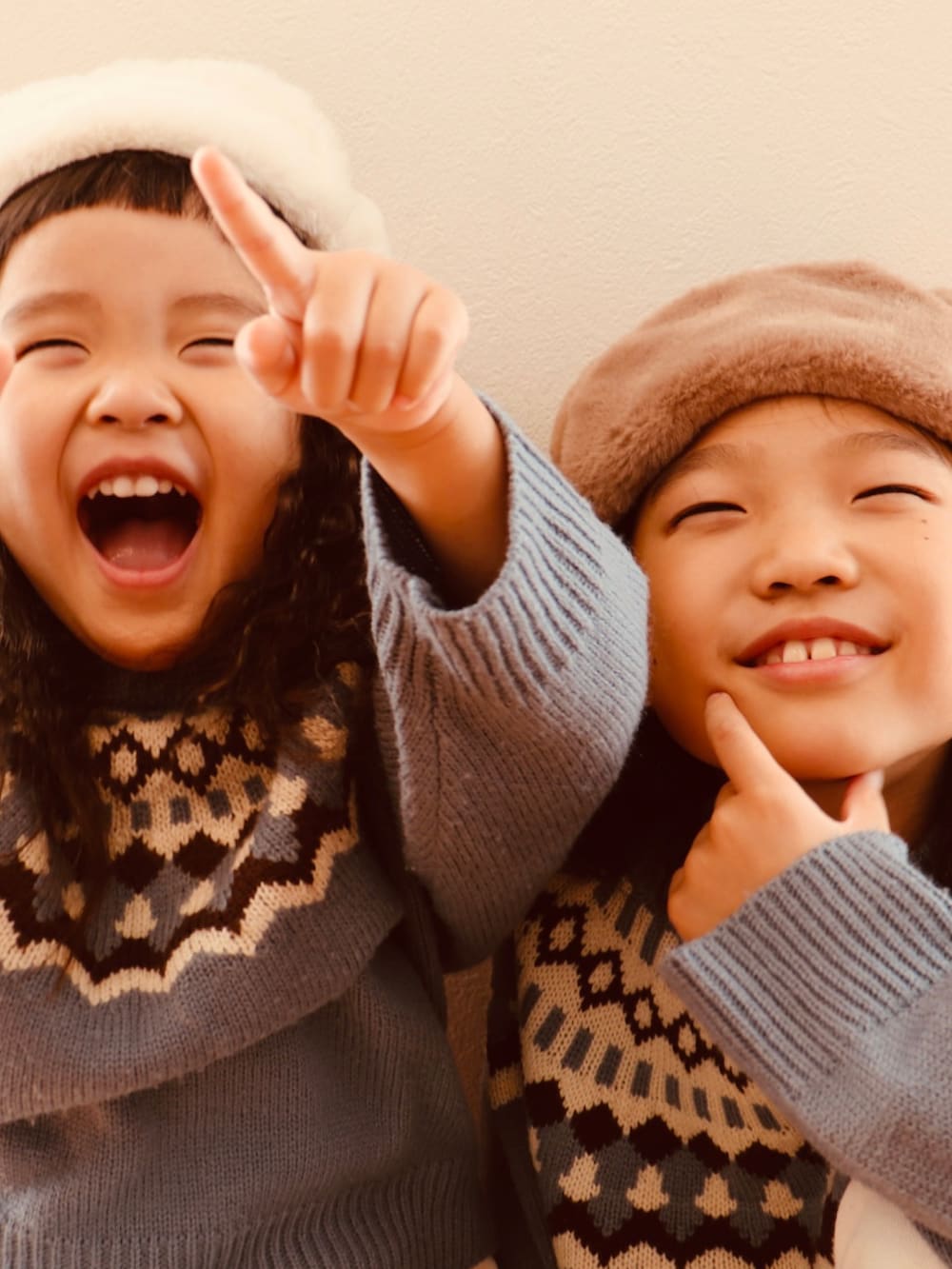 ブルー系のニット/セーター、ブルー系のニット/セーター、ホワイト系のデニムパンツを着用したキッズの冬コーディネートの2枚目の写真