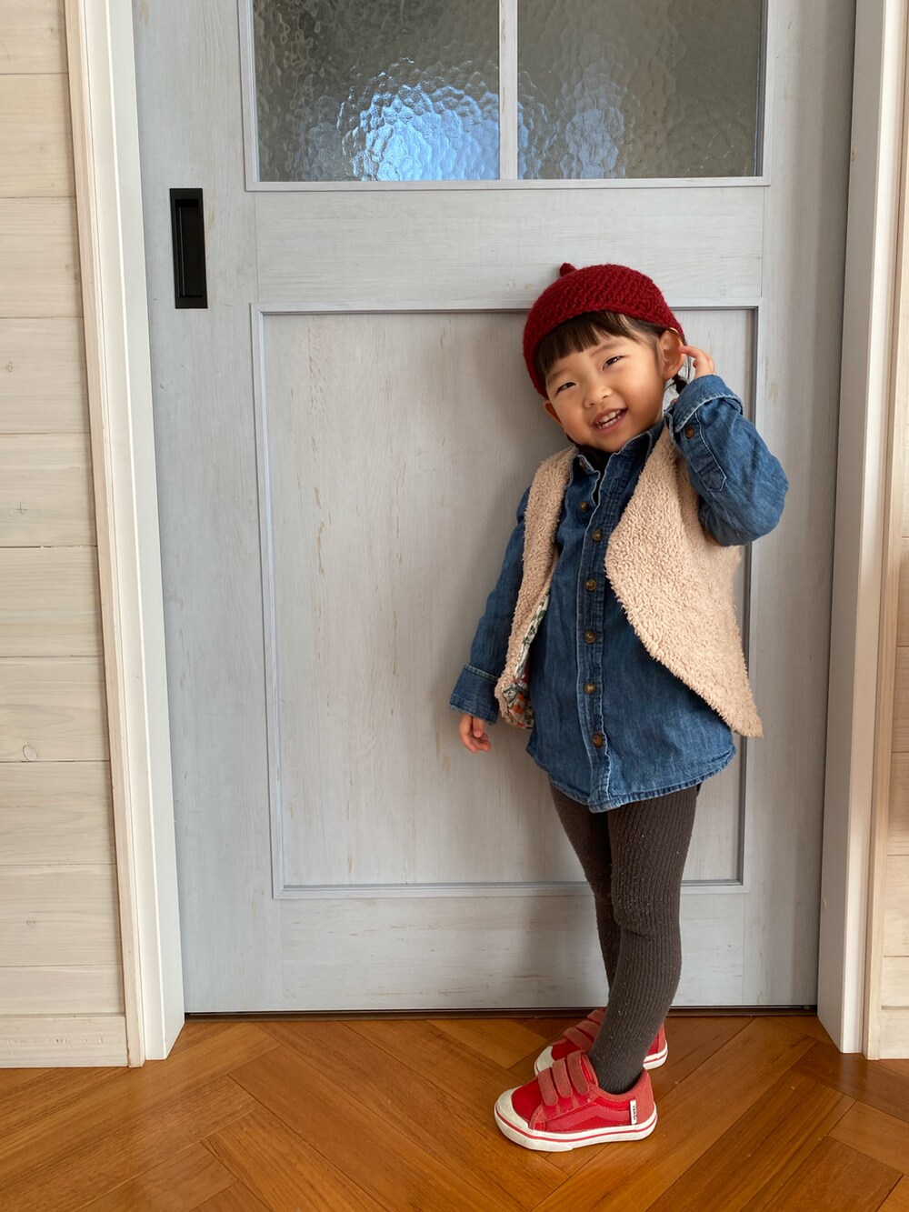 ブルー系のシャツ/ブラウス、レッド系のスニーカー、レッド系のニットキャップ/ビーニーを着用したキッズの冬コーディネートの2枚目の写真