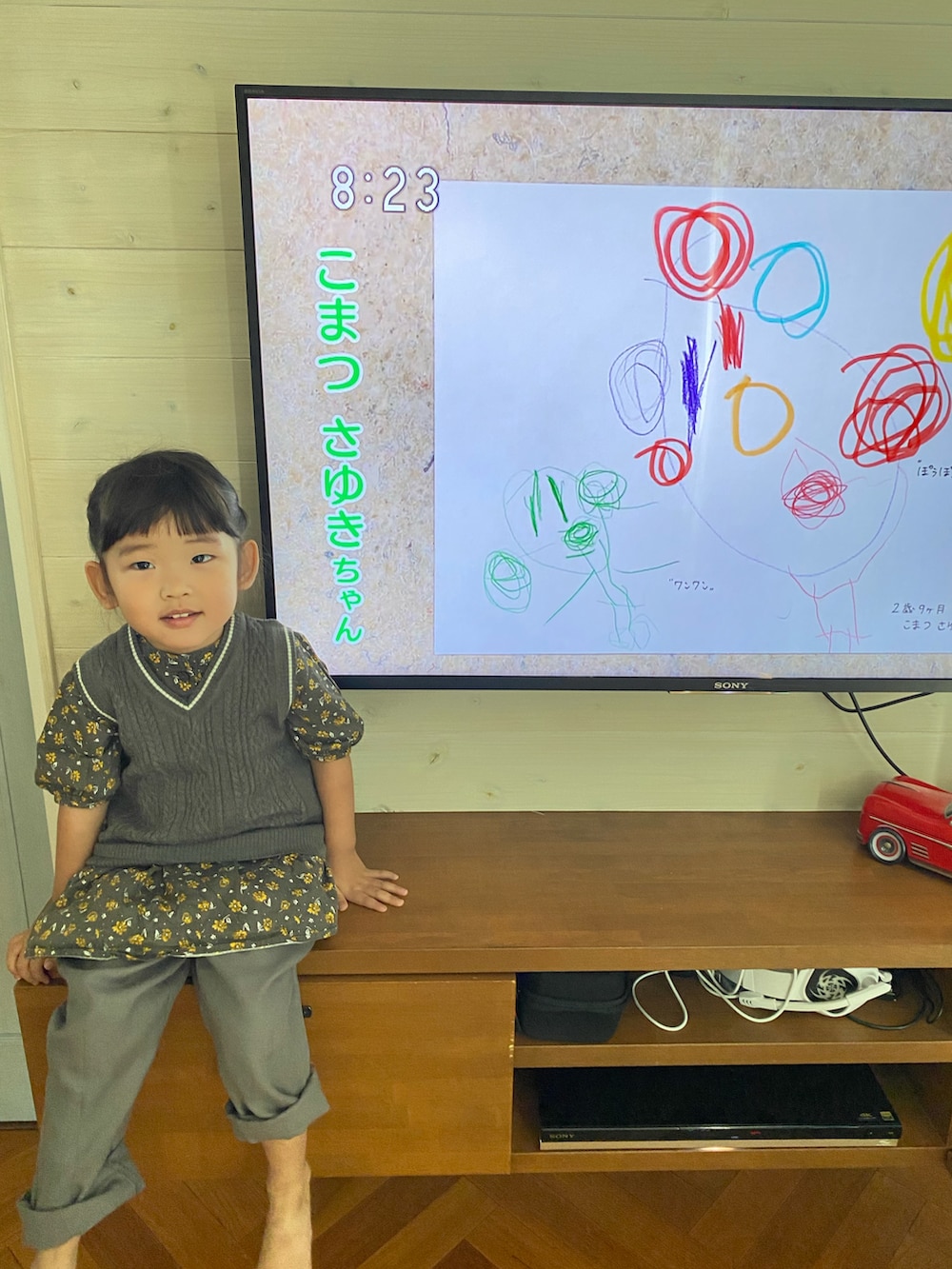 グレー系のベスト、ブラック系のワンピース、グレー系のその他パンツを着用したキッズの秋コーディネートの3枚目の写真