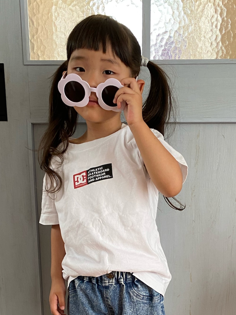 ホワイト系のTシャツ/カットソー、ブルー系のデニムパンツ、ブルー系のサンダルを着用したキッズの夏コーディネートの2枚目の写真