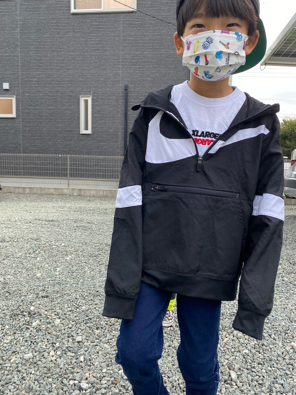 グレー系のスニーカー、ブルー系のスニーカー、ブラック系のマウンテンパーカーを着用したキッズの秋コーディネートの2枚目の写真