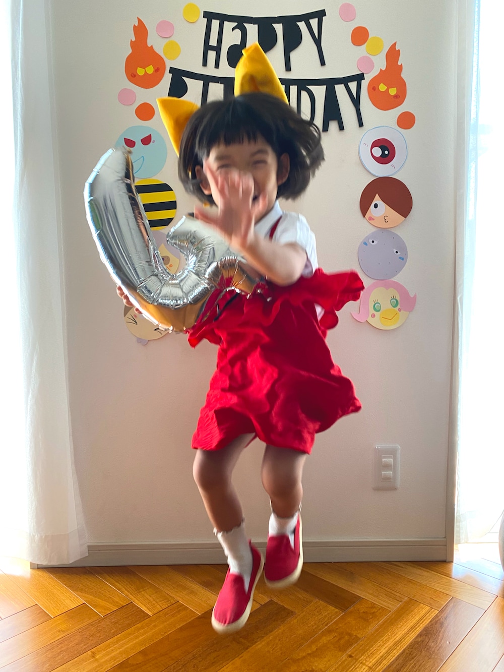 ホワイト系のシャツ/ブラウス、レッド系のワンピース、イエロー系のバレッタ/ヘアクリップを着用したキッズの夏コーディネートの4枚目の写真