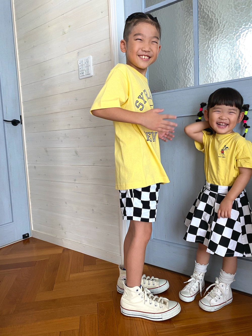 イエロー系のTシャツ/カットソー、イエロー系のTシャツ/カットソー、その他のその他パンツを着用したキッズの夏コーディネートの4枚目の写真