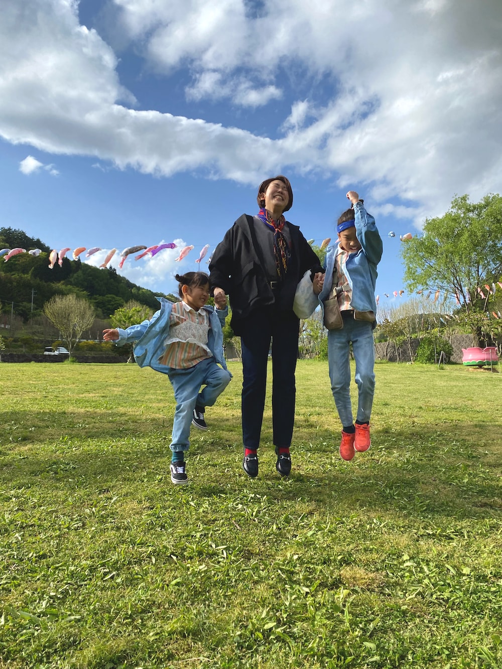 その他のポロシャツ、その他のポロシャツ、ホワイト系のアンサンブルを着用したキッズの春コーディネートの2枚目の写真