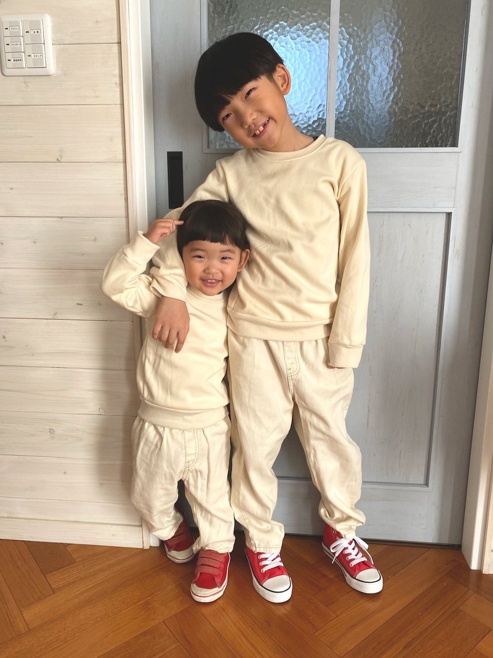 ホワイト系のデニムパンツ、ホワイト系のデニムパンツ、ホワイト系のスウェットを着用したキッズの秋コーディネートの2枚目の写真