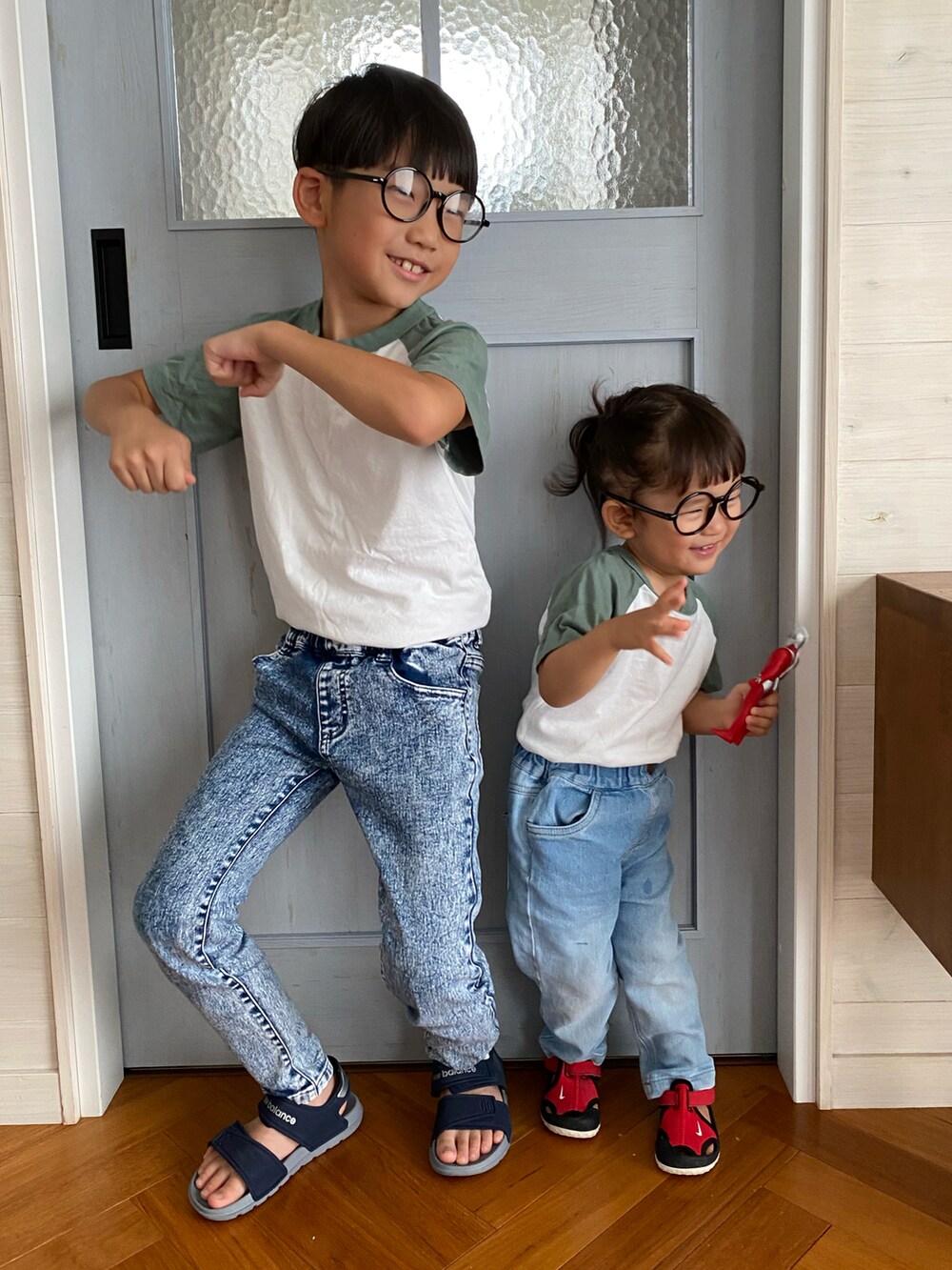 ホワイト系のTシャツ/カットソー、ホワイト系のTシャツ/カットソー、ブルー系のサンダルを着用したキッズの夏コーディネートの2枚目の写真