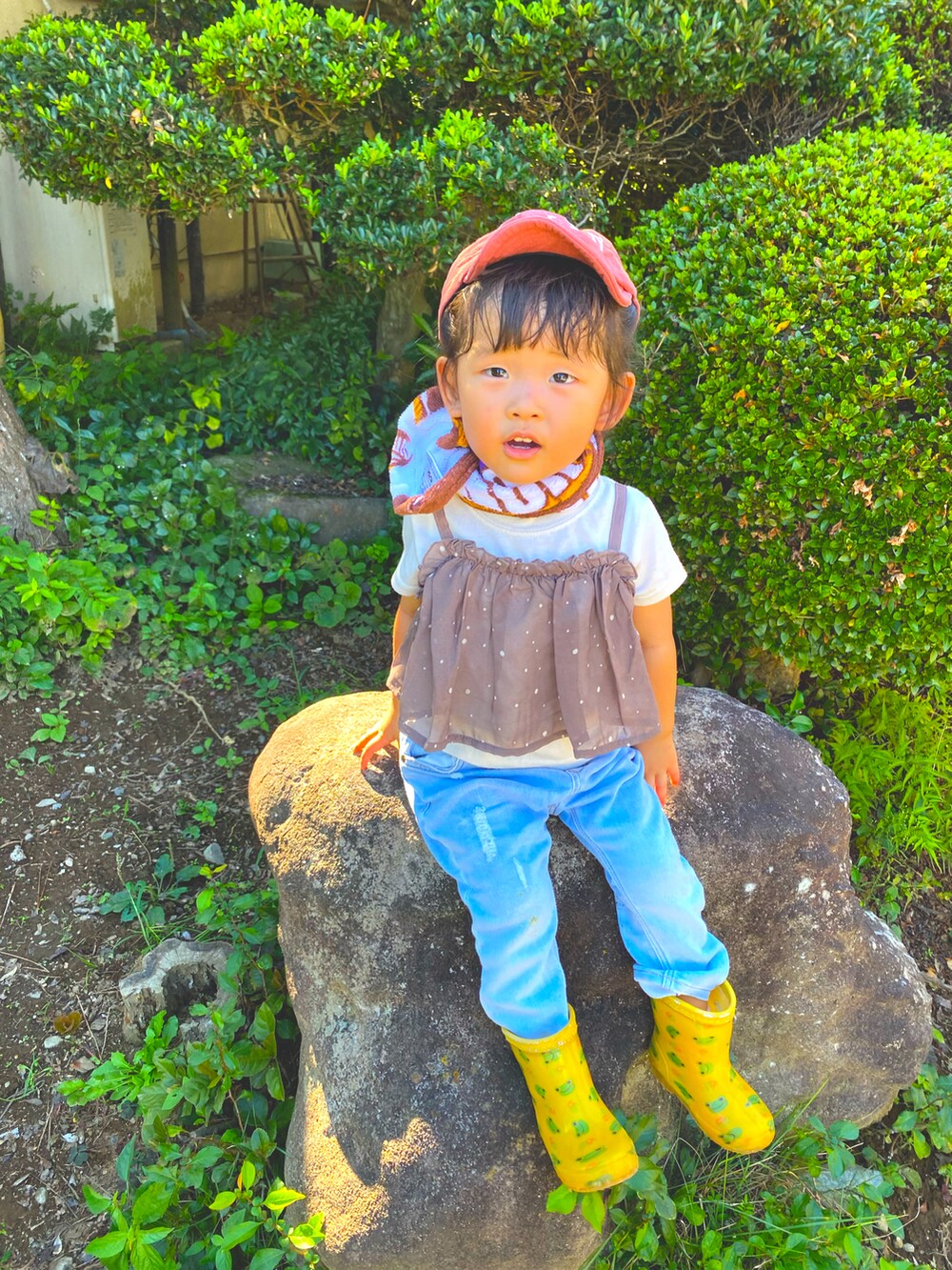 ホワイト系のTシャツ/カットソー、ブルー系のレインシューズを着用したキッズの秋コーディネートの2枚目の写真