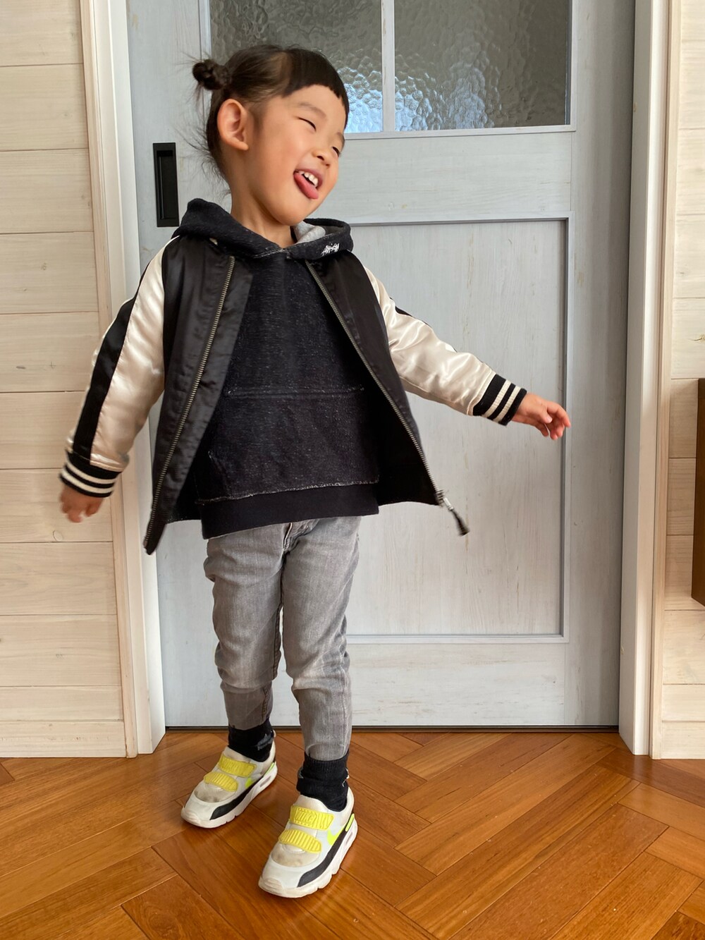グレー系のパーカー、グレー系のデニムパンツ、グレー系のスニーカーを着用したキッズの冬コーディネートの2枚目の写真