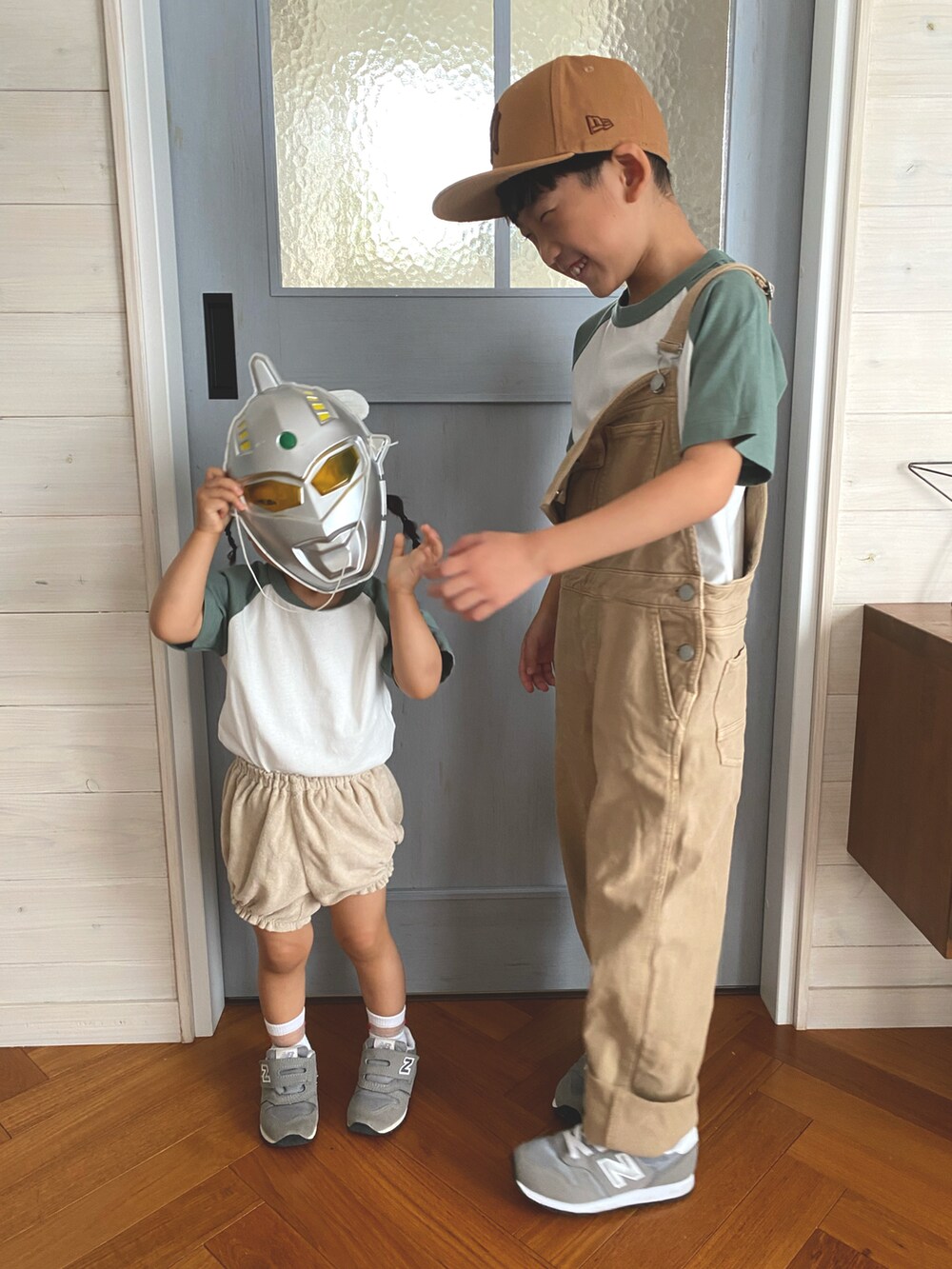 ホワイト系のTシャツ/カットソー、ホワイト系のTシャツ/カットソー、ベージュ系のその他パンツを着用したキッズの夏コーディネートの2枚目の写真