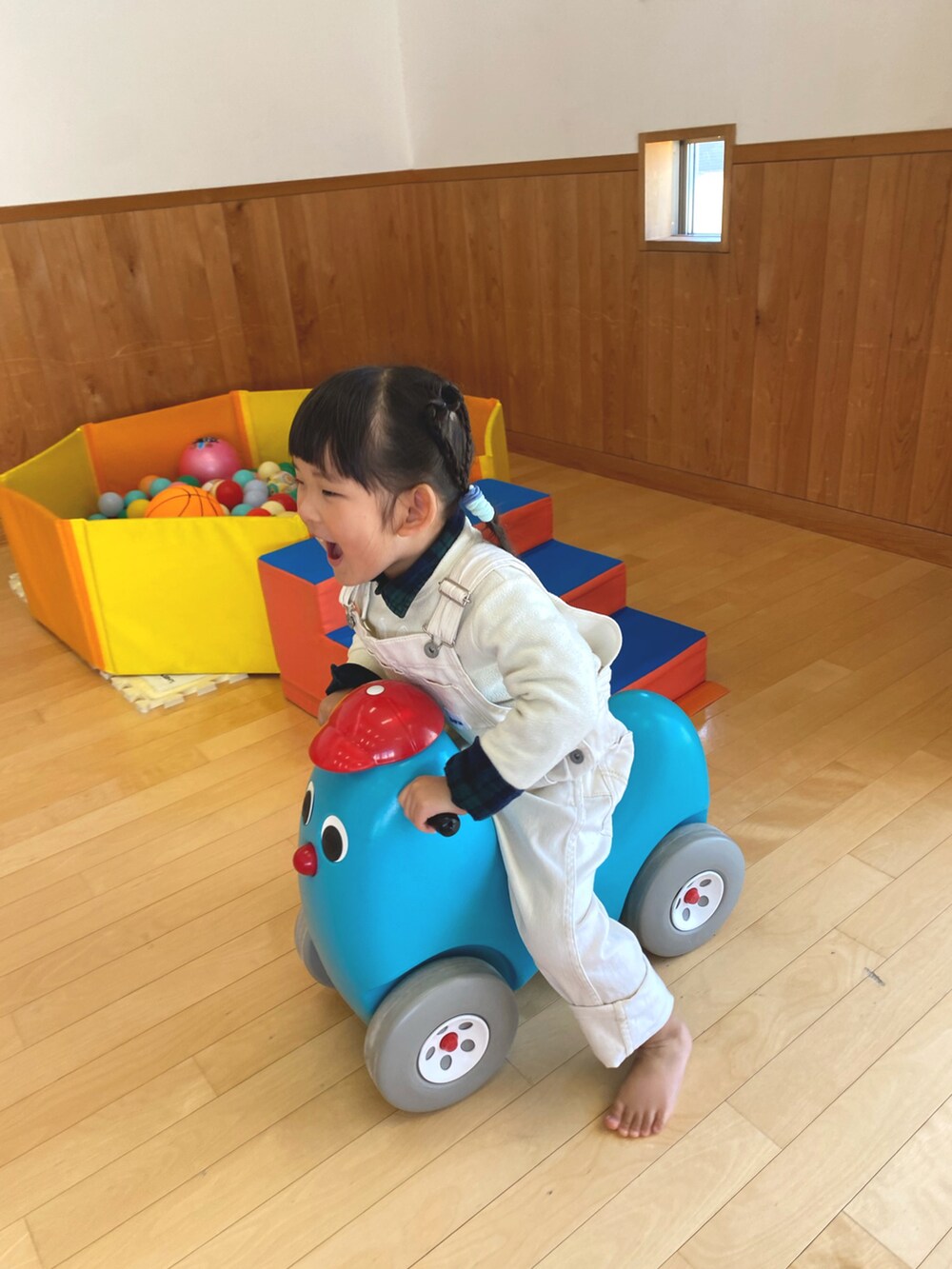 ホワイト系のサロペット/オーバーオール、ホワイト系のサロペット/オーバーオール、グリーン系のシャツ/ブラウスを着用したキッズの春コーディネートの2枚目の写真