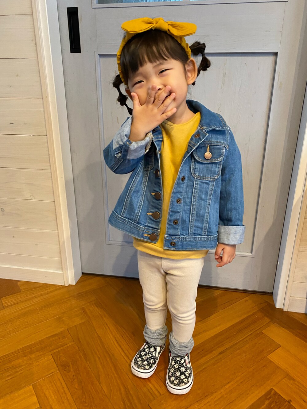 ブルー系のデニムジャケット、ブラック系のスリッポン、イエロー系のスウェットを着用したキッズの秋コーディネートの2枚目の写真