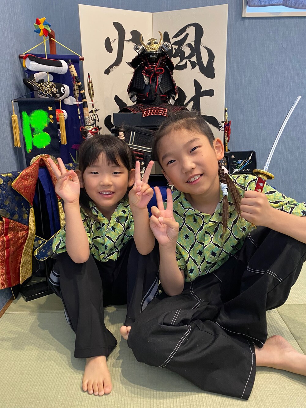 グリーン系のシャツ/ブラウス、ブラック系のその他パンツを着用したキッズの春コーディネートの2枚目の写真