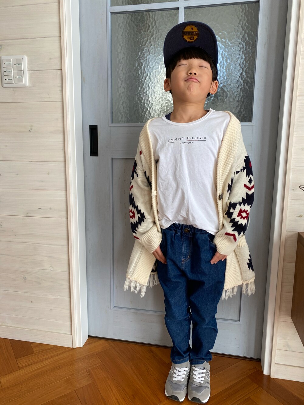 ホワイト系のTシャツ/カットソー、ブルー系のデニムパンツ、ホワイト系のその他アウターを着用したキッズの秋コーディネートの3枚目の写真