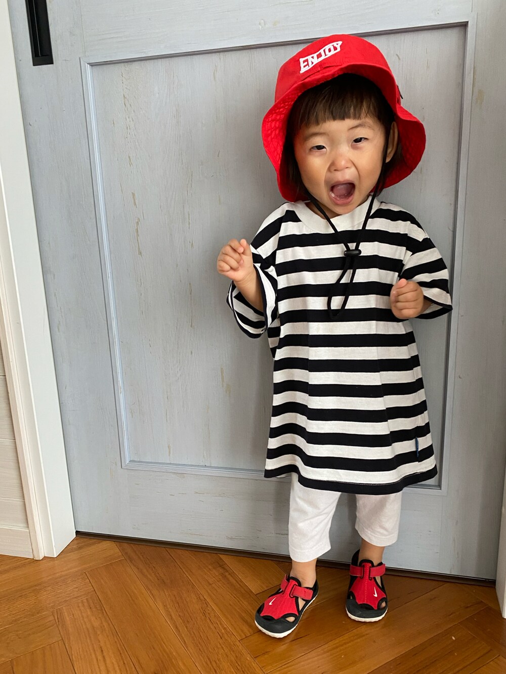 ホワイト系のTシャツ/カットソー、ホワイト系のその他パンツ、レッド系のサンダルを着用したキッズの春コーディネートの2枚目の写真