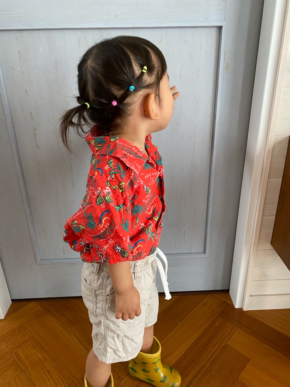 レッド系のシャツ/ブラウス、イエロー系のレインシューズを着用したキッズの夏コーディネートの3枚目の写真