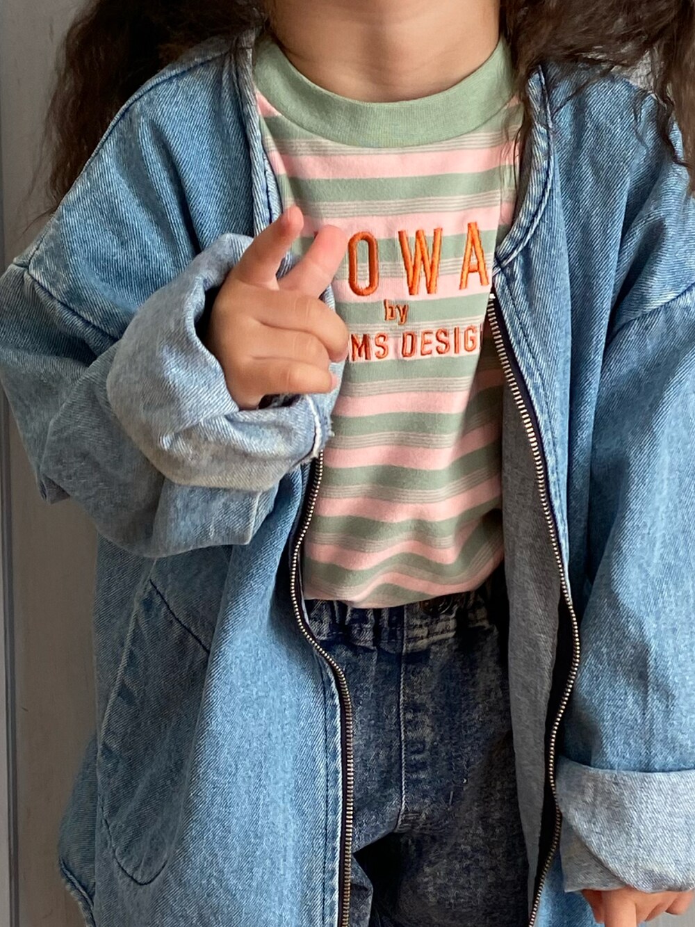 ピンク系のTシャツ/カットソー、ブルー系のスニーカー、ブルー系のデニムパンツを着用したキッズの秋コーディネートの3枚目の写真