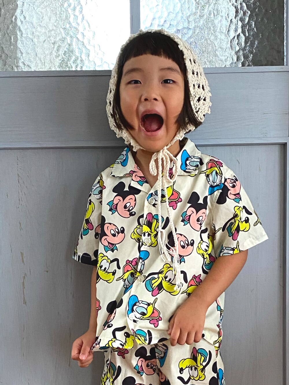 ブラック系のスニーカー、イエロー系のセットアップ、イエロー系のセットアップを着用したキッズの夏コーディネートの2枚目の写真