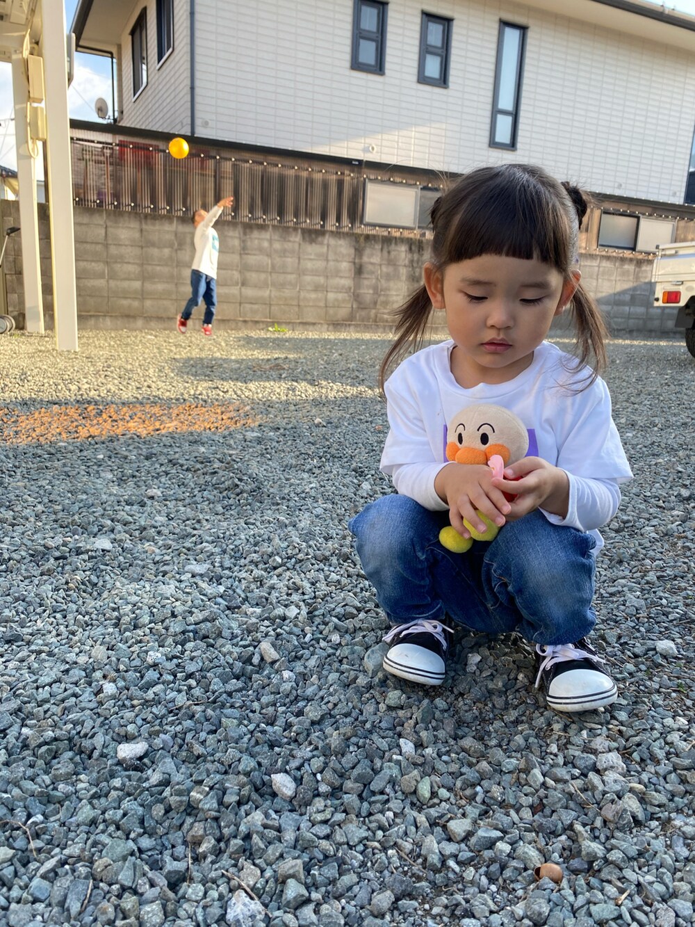ブルー系のTシャツ/カットソー、ホワイト系のTシャツ/カットソー、ブラック系のスニーカーを着用したキッズの春コーディネートの2枚目の写真