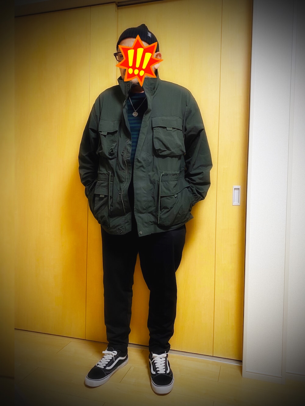 グリーン系のブルゾン、グリーン系のTシャツ/カットソー、ブラック系のスニーカーを着用したメンズの冬コーディネートの2枚目の写真