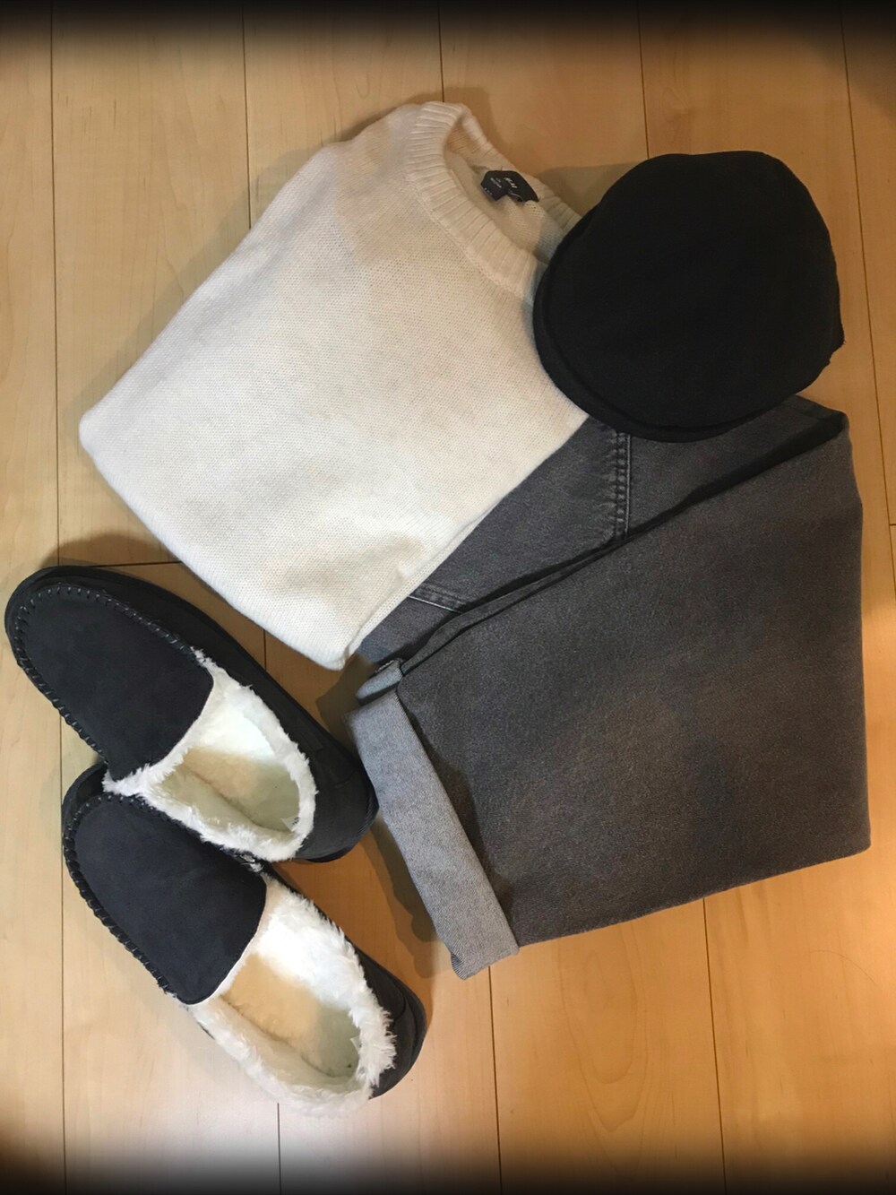 「ニット、デニム、H&M、ZARA、大人カジュアル、プチプラ、シンプルコーデ、カジュアルコーデ、お洒落さんとつながりたい、フィッシャーマンキャップ、40代ファッション」｜「ZARAのアイテム（ハンチング/ベレー帽、ブラック系）」を使った、tomopさん（メンズ・170cm）の秋コーディネートの3枚目の写真